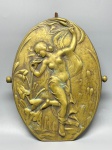 BRONZE - ARTE NOUVEAU  Placa decorativa em bronze douradoCharmosa e sensual placa oval em bronze com acabamento dourado, representando figura feminina alegórica em cena fluida e onírica, cercada por lírios e folhas aquáticas em composição tipicamente Art Nouveau. O movimento naturalista das formas e o tratamento delicado do corpo feminino conferem leveza e elegância à obra. Destaque para a moldura orgânica e a patina original com discretas oxidações esverdeadas. Med. 25x21 cm.