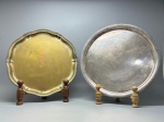 METAL - Lote de 2 bandejas redondas em metal espessuradas a prata. Med. 37 cm e 35 cm. Desgastes.