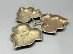 METAL - Parte de petisqueira tripla com formato de folhas de videira unidas por haste central, de bela modelagem orgânica e estilo naturalista, ideal para uso decorativo ou funcional. Med. 28 cm e 20 cm. Desgastes.
