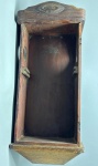 RELÓGIO  Caixa de relógio de parede antiga, em madeira maciça. Ausência de mecanismo. Ideal para restauração ou uso decorativo. Med. aprox. 65x28x17 cm.