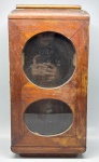 RELÓGIO  Antiga e elegante caixa de relógio de parede, em madeira maciça com três visores de vidro (frontal e laterais), originalmente para carrilhão ou pêndulo. Peça de época, sem mecanismo, ideal para restauração ou decoração. Med. 54x29x13 cm.