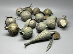 METAL - CONJUNTO DE FRUTAS PARA BALANGANDÃS  Antigo conjunto com cerca de 17 peças representando frutas variadas, moldadas em metal repuxado e com pátina original do tempo. Belos detalhes em relevo. Provavelmente utilizadas como ornamentos sacros ou decorativos. Medidas variadas. Med. maior 20 cm e 8 cm. No estado.