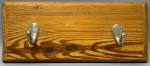 DIVERSOS - Cabide de parede vintage em madeira maciça com 2 ganchos metálicos.Placa de Pinho de Riga com belo desenho de veios naturais, em tom mel, com dois ganchos antigos de metal niquelado. Design simples e funcional, ideal para uso decorativo ou reutilização em ambientações com estilo retrô, rústico ou industrial. Med. 15x37 cm.