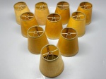 ILUMINAÇÃO  Conjunto com 10 cúpulas antigas, para arandelas ou abajures.Cúpulas estruturadas em armação metálica, revestidas em pergaminho em tom ocre/amarelado. Medem aproximadamente 12x13 cm cada. Ideais para projetos de restauração, decoração vintage ou uso em série. Apresentam sinais de uso e envelhecimento, com variação de tonalidade entre as peças.