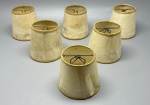 ILUMINAÇÃO  Conjunto com 6 cúpulas antigas em pergaminho sintético, para abajures ou arandelas.Estrutura em metal e revestimento em material translúcido de cor bege, com acabamento dourado na borda superior. Peças com pátina evidente, manchas e sinais de envelhecimento  ideais para restauração ou ambientações com estética vintage/autêntica.Med. 10X9 cm cada.