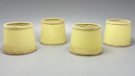 ILUMINAÇÃO  Conjunto com 4 cúpulas antigas em pergaminho sintético, para abajures ou arandelas.Estrutura em metal e revestimento em material translúcido de cor bege, com acabamento dourado na borda superior. Peças com pátina evidente, manchas e sinais de envelhecimento  ideais para restauração ou ambientações com estética vintage/autêntica.Med. 10X9 cm cada.