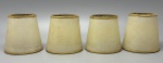 ILUMINAÇÃO  Conjunto com 4 cúpulas ovais antigas, revestidas em tecido amarelo.Cúpulas com estrutura metálica interna e acabamento em tecido com textura leve e bordas aplicadas. Formato ovalado, ideal para luminárias de parede (arandelas) ou pequenos abajures. Apresentam sinais naturais do tempo e leve escurecimento na parte inferior. Med. 10x11 cm.