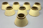 ILUMINAÇÃO  Conjunto com 8 cúpulas cônicas em alumínio pintado.Peças confeccionadas em alumínio pintado em tom bege claro, com acabamento superior em aro marrom escuro. Estrutura resistente, de formato cônico clássico, ideais para arandelas, abajures ou projetos de reaproveitamento criativo.Apresentam sinais do tempo, como marcas e pequenas perdas na pintura. Med. 7,5x12 cm.