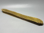 DECORAÇÃO  Conjunto de 16 antigas grade de ventilação vazada em metal dourado.Peça retangular alongada, inteiramente vazada com delicado desenho geométrico e detalhes decorativos nas extremidades. Provavelmente utilizada como grade de ventilação em portas, móveis ou divisórias. Confeccionada em metal trabalhado, com pintura amarela original desgastada, que realça seu charme vintage. Med. 62x6 cm.