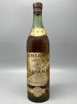 BEBIDA - DESTILADO FRANCÊS - Garrafa antiga de Briand Cordon Or, eau-de-vie produzida por Boutillier, Delaurière & Co., renomados negociantes de Cognac (Charente), França, com origem datada de 1835. A garrafa exibe rótulo desgastado e cápsula com sinais do tempo, reforçando seu caráter histórico. A presença do selo e dos elementos gráficos originais, como as três estrelas no pescoço, indicam autenticidade e tradição. Nível do líquido preservado. Item de interesse para colecionadores e composições decorativas. SEM GARANTIA E INTEGRIDADE DO LÍQUIDO.