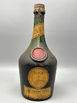 BEBIDA - LICOR FRANCÊS - Garrafa antiga de Bénédictine D.O.M., tradicional licor produzido na Normandia, França, a partir de uma receita ancestral atribuída aos monges beneditinos do século XVI. A garrafa possui o emblemático formato arredondado, com selo em cera vermelha e rótulo original em francês com marcas do tempo  sinais que atestam sua autenticidade e idade avançada. Produzido com uma mistura secreta de 27 ervas e especiarias, o Bénédictine é apreciado tanto como digestivo quanto como peça de coleção. SEM GARANTIA E INTEGRIDADE DO LÍQUIDO.