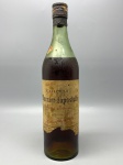 BEBIDA - COGNAC FRANCÊS - Raríssima garrafa de Marnier-Lapostolle, rotulada como proveniente do Château de Bourg, região de Charente (França). Produzido pela tradicional casa da família Lapostolle, responsável também pelo Grand Marnier, este exemplar antigo apresenta rótulo original com assinatura manuscrita e marcas pronunciadas do tempo, incluindo desgaste na parte inferior. Cápsula original, com lacre deteriorado, reforçando seu valor histórico. Peça de colecionismo, não recomendada para consumo. SEM GARANTIA E INTEGRIDADE DO LÍQUIDO.