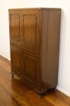 MOBILIÁRIO - ANTIGO MÓVEL BAR EM MADEIRA NOBRE MACIÇA, ESTILO CHIPPENDALE - Elegante e funcional móvel bar de época, confeccionado em madeira nobre maciça com o requinte do clássico estilo Chippendale. A peça apresenta um design sofisticado, marcado por quatro portas centrais (duas superiores e duas inferiores) com painéis emoldurados por suaves curvas, características marcantes do estilo. O móvel dispõe de uma prática bandeja de apoio na parte superior, ideal para o preparo de bebidas. Internamente, oferece soluções inteligentes para organização, incluindo gradilho para acomodar garrafas e suportes específicos para copos e taças. Os puxadores discretos e os pés com design que remete ao Chippendale complementam a estética refinada deste bar. Perfeito para colecionadores e para quem aprecia o charme do mobiliário clássico, este móvel bar é uma adição sofisticada a qualquer sala de estar ou espaço de entretenimento. Em bom estado de conservação, com a beleza atemporal da madeira nobre. Med. 140x101x41 cm. Marcas do tempo.