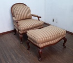 MOBILIÁRIO - CONJUNTO DE POLTRONA E PUFE ESTOFADOS EM MADEIRA E TECIDO LISTRADO - Elegante conjunto de poltrona e pufe de época, que une o conforto ao requinte do mobiliário clássico. A poltrona, com generosas dimensões de 100 cm (altura) x 80 cm (largura) x 75 cm (profundidade), apresenta estrutura em madeira de tonalidade escura, com braços e pernas torneadas que complementam seu design. O estofamento, em tecido listrado de tons neutros, é composto por almofadas macias no assento, encosto e braços, garantindo máximo conforto. O pufe complementar, medindo 36 cm (altura) x 87 cm (largura/comprimento) x 54 cm (profundidade), segue o mesmo padrão estético e de conforto, formando um conjunto harmonioso e funcional. Ideal para criar um aconchegante canto de leitura e relaxamento em salas de estar, bibliotecas ou quartos, adicionando um toque de sofisticação vintage. Em ótimo estado de conservação, pronto para uso imediato. Século XX. Med.100x80x75 cm e 36x87x54 cm. Marcas do tempo e de uso.