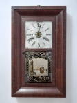 RELÓGIO - RELÓGIO DE PAREDE NEW HAVEN "O CLOCK - Elegante relógio de parede de época, da renomada marca New Haven "O Clock". A peça apresenta caixa em madeira nobre de tonalidade escura, com acabamento refinado. Seu mostrador esmaltado, em tonalidade clara, exibe clássicos algarismos romanos, realçando a beleza do maquinário visível em seu centro superior. A porta frontal é adornada por um vidro jateado, que emoldura uma delicada pintura representando uma cena náutica, com barco e torre. Com mecanismo de 2 furos, o relógio é acompanhado por sua chave original e pêndulo, sendo uma peça que combina funcionalidade e valor histórico. Ideal para colecionadores ou para adicionar um toque de classicismo e sofisticação a qualquer ambiente. Med. 64x39x11 cm. Não testado e sem garantia.