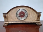 RELÓGIO - RELÓGIO DE MESA ANTIGO PLYMOUTH, AMERICANO - Elegante relógio de mesa de época, da tradicional marca americana Plymouth. A peça apresenta uma charmosa caixa em madeira nobre, com acabamento patinado que realça sua beleza e autenticidade. O design clássico é marcado pela forma arqueada superior e detalhes entalhados nas laterais e nos pés, conferindo-lhe um ar de sofisticação. O mostrador em metal exibe números arábicos claros, protegidos por um vidro frontal. Equipado com mecanismo de 2 furos (para corda), este relógio não é apenas um item funcional para marcar o tempo, mas também uma peça decorativa de grande valor estético e histórico. Ideal para complementar lareiras, estantes ou aparadores em ambientes que buscam um toque de classicismo e originalidade. Med. 27x54x17 cm. Não testado e sem garantia.