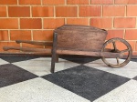MOBILIÁRIO - Charmoso Carrinho de Mão Decorativo em Madeira Rústica - Uma peça encantadora que evoca o charme campestre e a vida no campo. Este carrinho de mão em madeira nobre, com sua roda e estrutura detalhadas, é ideal para agregar um toque rústico e acolhedor a qualquer ambiente. Perfeito como objeto decorativo. Med. 62x79x57 cm.