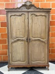 MOBILIÁRIO - CHARMOSO ARMÁRIO VINTAGE EM ESTILO PROVENÇAL/FRANCÊS - Um encantador armário de época que exala a delicadeza e a elegância do mobiliário provençal e francês. Confeccionado em madeira com um belíssimo acabamento patinado em tons claros, a peça possui duas portas com painéis curvilíneos em relevo e molduras trabalhadas. O frontão superior é arrematado por um rico entalhe central em formato de concha ou folhagem, complementando os detalhes ornamentados das ferragens e dos pés graciosos. Em seu interior, o armário oferece uma distribuição inteligente: o lado esquerdo conta com práticos cabideiros. O lado direito apresenta um amplo espaço, perfeito para roupas longas ou para a inserção de prateleiras (não inclusas). A porta interna direita revela um espelho de corpo inteiro, um detalhe funcional e de grande valor. Med. 205x134x62 cm. Ideal para adicionar um toque de romance e sofisticação a quartos, salas ou halls, seja como roupeiro, guarda-louças ou peça decorativa de destaque. Em excelente estado geral de conservação, com a pátina que valoriza sua autenticidade e beleza.