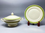 PORCELANA BAVARIA - Sopeira em porcelana com presentoir em porcelana em tom bege com faixa verde e detalhes dourados. Sopeira com alças laterais. Med. 16x26,5x20 cm e 24 cm.