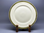 PORCELANA BAVARIA - Prato decorativo em porcelana em tom bege com faixa verde e detalhes dourados. Med. 35 cm.