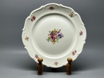 PORCELANA - TIELSCH WALBRZYCH - Prato decorativo em porcelana branca, decorada com motivos florais. Med. 32,5 cm.