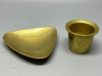 BRONZE - Pequeno almofariz e pistilo e pratinho triangular.  Ambas peças em bronze. Med. 5x6 cm e 10,5 cm.