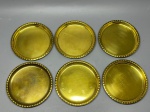 METAL DOURADO - Conjunto de bandejinhas redondas em metal dourado, repuxadas e bordas em relevo. Med. 15 cm.