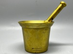 BRONZE - Almofariz e pistilo em bronze. Med. 8x10 cm e 15 cm.