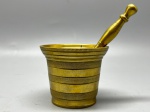 BRONZE - Almofariz e pistilo em bronze. Med. 6x7,5 cm e 12 cm.