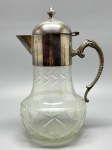 CRISTAL -  Delicadamente lapidada com bocal em metal espessurado a prata. Alt. 25 cm.