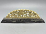 MARFIM - Escultura oriental em marfim, representando elefantes. Base em madeira. Med. 4x13x2,5 cm.
