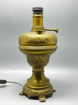 ABAJUR - Antigo lampião a querosene em metal farrtamente lavrado, adaptado para energia elétrica. Med. 33 cm.