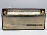 COLECIONISMO - GRANDPRIX TRANSISTOR 9 - Rádio portátil. Med. 9X17X4 cm. Não testado e sem garantia. Trincado.