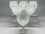 DEMI CRISTAL - Conjunto de 6 taças para coquetel de camarão em demi cristal, decoração bico de jacá. Falta 1 potinho interno. Alt. 15 cm.