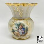 PORCELANA - Vaso floreira em porcelana branca, decorado com cena galante policromada e frisos dourados. Med. 12x11 cm.