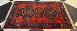TAPETE - Tapete russo - Sumak - Russia. Med. 200x136 cm. Cor predominante vermelho. Marcas do tempo e de uso.