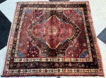 TAPETE - Tapete russo - Sumak - Russia. Med. 130x130 cm. Cor predominante vermelho. Marcas do tempo e de uso.