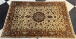 TAPETE - Tapete Oriental Jaipur Indo - Handmade - Med. 180x125 cm. Cor predominante caramelo. Marcas do tempo.