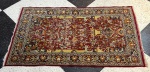 TAPETE - Tapete Persa Iraniano Sirjan - Oração  - Med. 155x95 cm. Cor predominante vermelho.