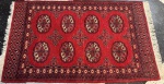 TAPETE - Tapete Persa Paquistanês Artesanal Karachi. Med. 100x65 cm. Cor predominante vermelho. Marcas do tempo.