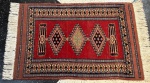 TAPETE - Tapete Persa Paquistanês Artesanal Karachi. Med. 92x61 cm. Cor predominante vermelho. Marcas do tempo.