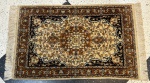 TAPETE - Tapete Oriental Jaipur Indo - Handmade. Med. 95x62 cm. Cor predominante bege. Marcas do tempo.