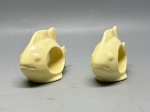 DIVERSOS - Par de porta guardanapos em resina no formato de peixe. Med. 5x8x3,5 cm.