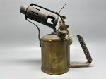 DIVERSOS - Maçarico em metal dourado - Antigo e raro maçarico de origem Suiça da manufatura Primus. Alt. 20 cm. Marcas do tempo e de uso.