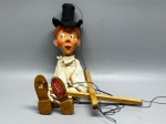 COLECIONISMO - Antigo boneco marionete, boneco de massa e madeira - COLEÇÂO PETER PAN - (Marionettes e Fantoches -Icaria - José Pena Soler)  - Personagem JOÃO DARLING. Med. aproximada 30 cm. Marcas do tempo e de uso. Necessita revisão.