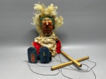 COLECIONISMO - Antigo boneco marionete, boneco de massa e madeira - COLEÇÂO PETER PAN - (Marionettes e Fantoches -Icaria - José Pena Soler)  - Personagem CHEFE ÍNDIO. Med. aproximada 30 cm. Marcas do tempo e de uso. Necessita revisão.