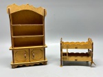 COLECIONISMO - Miniatura de rack e estante em MDF, pirografadas. Estante dupla no estado. Med. 17x10x4 cm e 7x8x4,5 cm.
