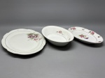 PORCELANA - Lote de 3 travessas ovais em porcelanas brancas decoradas com flores policromadas. Modelos e tamanhos diferentes. Med. 3,5x28x18 cm, 5x27,5x18 cm e 2,5x37x15 cm.  Uma delas trincada.