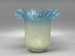 DEMI CRISTAL - Cúpula em demi cristal satinê com borda plissada e levemente colorida em tom azul em degradê. Med. 14x15x5 cm. Bicados.