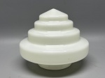 OPALINA - Antiga Cúpula em vidro opalinado, na tonalidade branco leitoso, no padrão art decó, decoração em degraus, dito "escadinha". Med. 12,5x8x15 cm.